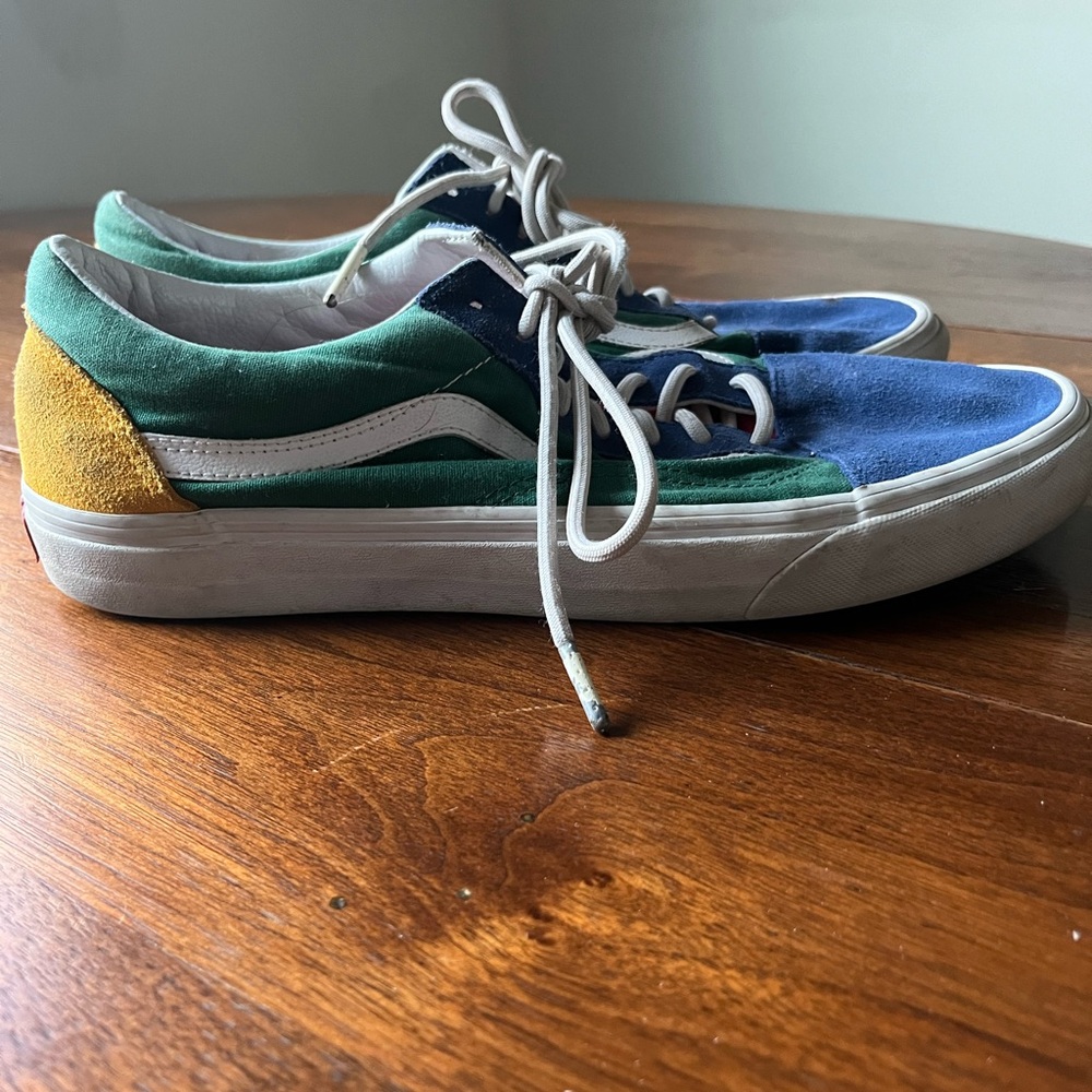 Yacht Club Vans